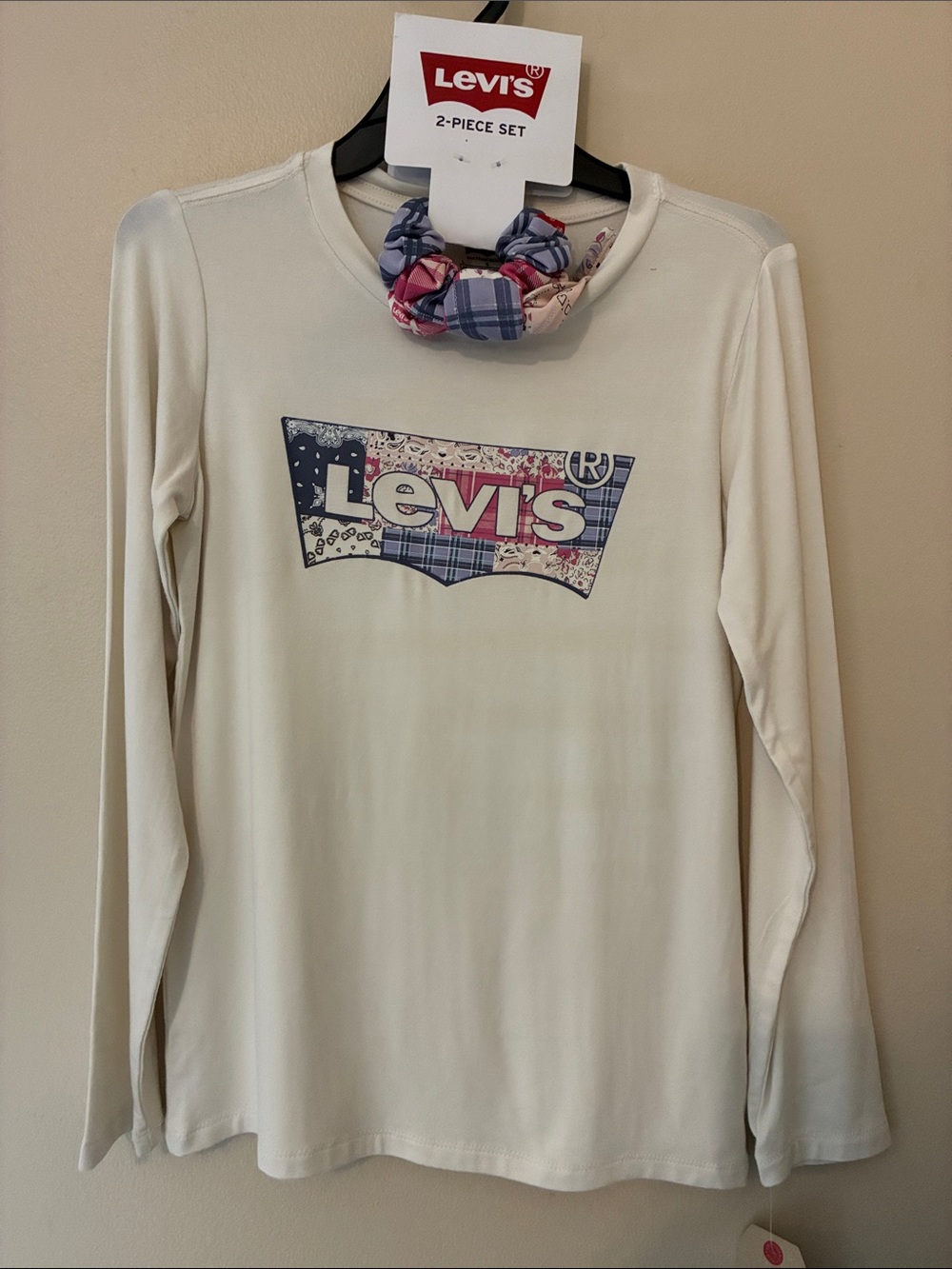 Levi's 2-piece Set Long Sleeve Tee and a hair tie